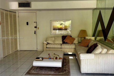 Condo in Sunny Isles Beach, Florida, 2 bedrooms  № 1882075 - photo 20