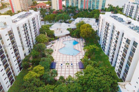 Condo in Sunny Isles Beach, Florida, 2 bedrooms  № 1882075 - photo 1
