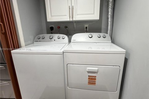 Townhouse in Miami, Florida 4 bedrooms, 166.67 sq.m. № 2043264 - photo 19