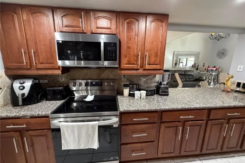 Townhouse in Miami, Florida 4 bedrooms, 166.67 sq.m. № 2043264 - photo 20