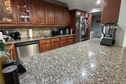 Townhouse in Miami, Florida 4 bedrooms, 166.67 sq.m. № 2043264 - photo 14