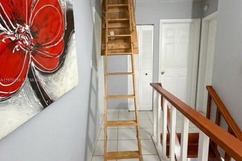 Townhouse in Miami, Florida 4 bedrooms, 166.67 sq.m. № 2043264 - photo 28