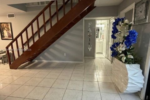 Townhouse in Miami, Florida 4 bedrooms, 166.67 sq.m. № 2043264 - photo 6