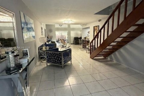 Townhouse in Miami, Florida 4 bedrooms, 166.67 sq.m. № 2043264 - photo 5