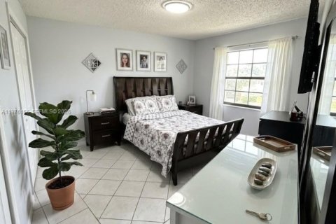 Townhouse in Miami, Florida 4 bedrooms, 166.67 sq.m. № 2043264 - photo 25