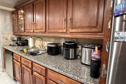 Townhouse in Miami, Florida 4 bedrooms, 166.67 sq.m. № 2043264 - photo 16