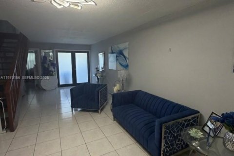 Townhouse in Miami, Florida 4 bedrooms, 166.67 sq.m. № 2043264 - photo 7
