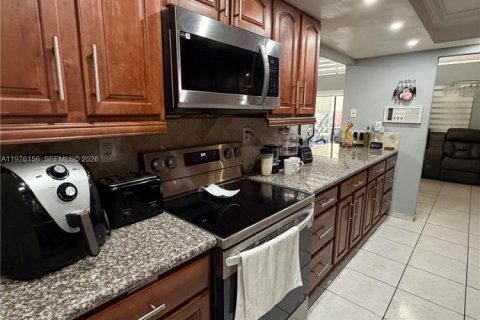 Townhouse in Miami, Florida 4 bedrooms, 166.67 sq.m. № 2043264 - photo 17