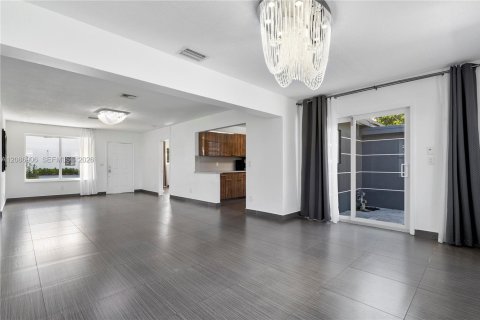 Villa ou maison à vendre à Aventura, Floride: 3 chambres, 157.38 m2 № 2372053 - photo 13