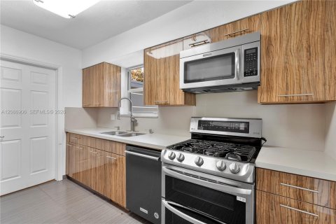 Villa ou maison à vendre à Aventura, Floride: 3 chambres, 157.38 m2 № 2372053 - photo 12