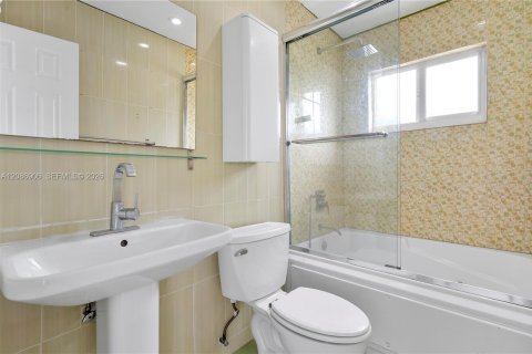 Villa ou maison à vendre à Aventura, Floride: 3 chambres, 157.38 m2 № 2372053 - photo 24