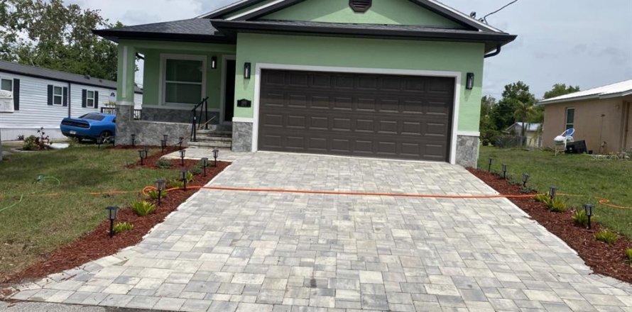 House in Arcadia, Florida 3 bedrooms, 111.11 sq.m. № 2148503