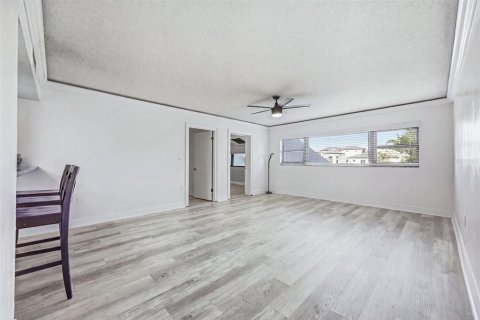 Condo in Tampa, Florida, 2 bedrooms  № 2394261 - photo 8