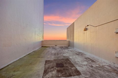 Condo in Tampa, Florida, 2 bedrooms  № 2394261 - photo 24