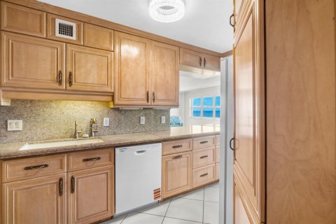 Condo in Pompano Beach, Florida, 3 bedrooms № 2241301 - photo 3