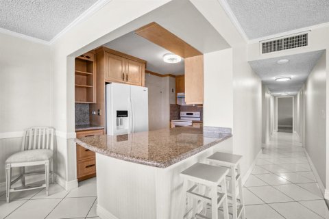 Condo in Pompano Beach, Florida, 3 bedrooms № 2241301 - photo 6