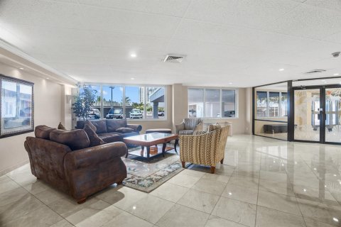 Condo in Pompano Beach, Florida, 3 bedrooms № 2241301 - photo 22