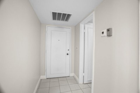 Condo in Pompano Beach, Florida, 3 bedrooms № 2241301 - photo 16