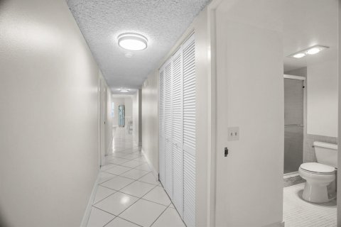 Condo in Pompano Beach, Florida, 3 bedrooms № 2241301 - photo 19