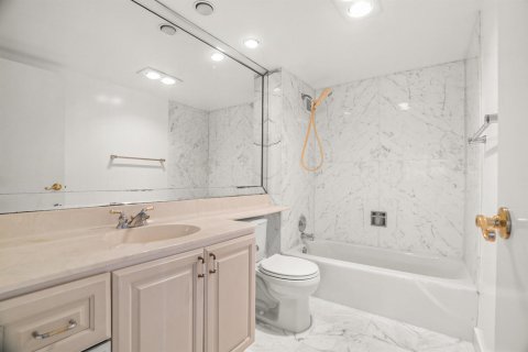 Condo in Pompano Beach, Florida, 3 bedrooms № 2241301 - photo 20