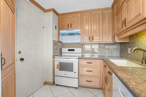 Condo in Pompano Beach, Florida, 3 bedrooms № 2241301 - photo 4