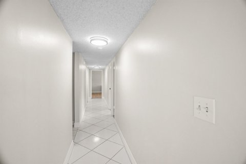 Condo in Pompano Beach, Florida, 3 bedrooms № 2241301 - photo 15