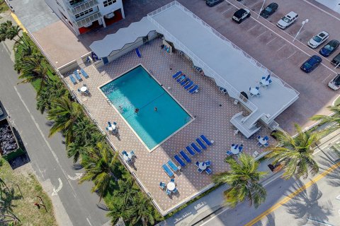 Condo in Pompano Beach, Florida, 3 bedrooms № 2241301 - photo 26
