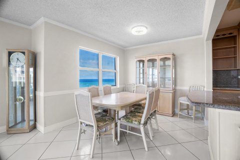 Condo in Pompano Beach, Florida, 3 bedrooms № 2241301 - photo 10