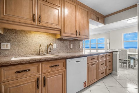 Condo in Pompano Beach, Florida, 3 bedrooms № 2241301 - photo 5