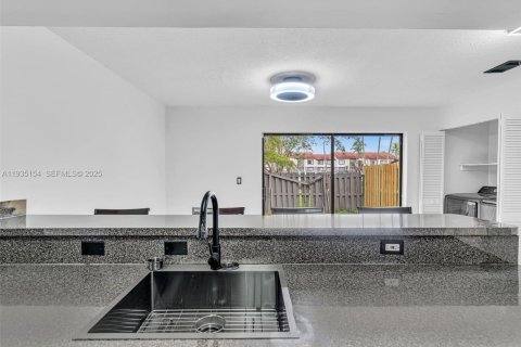 Touwnhouse à vendre à Pembroke Park, Floride: 3 chambres, 110.37 m2 № 1993310 - photo 15