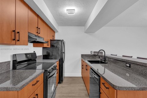 Touwnhouse à vendre à Pembroke Park, Floride: 3 chambres, 110.37 m2 № 1993310 - photo 1