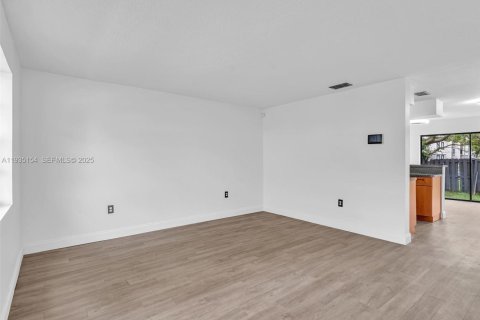 Touwnhouse à vendre à Pembroke Park, Floride: 3 chambres, 110.37 m2 № 1993310 - photo 7