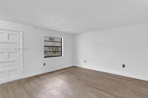 Touwnhouse à vendre à Pembroke Park, Floride: 3 chambres, 110.37 m2 № 1993310 - photo 10