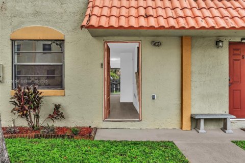 Touwnhouse à vendre à Pembroke Park, Floride: 3 chambres, 110.37 m2 № 1993310 - photo 5