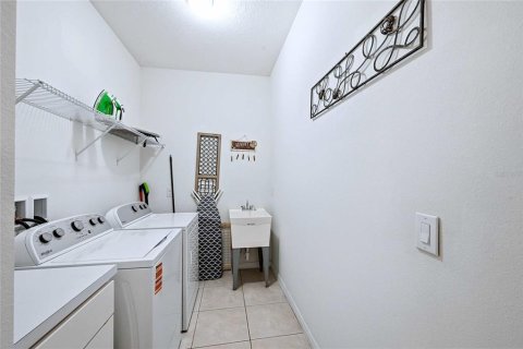 House in Davenport, Florida 6 bedrooms, 291.34 sq.m. № 2306845 - photo 30