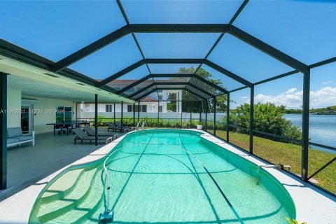 Villa ou maison à louer à Miami, Floride: 3 chambres, 184.6 m2 № 2080907 - photo 2