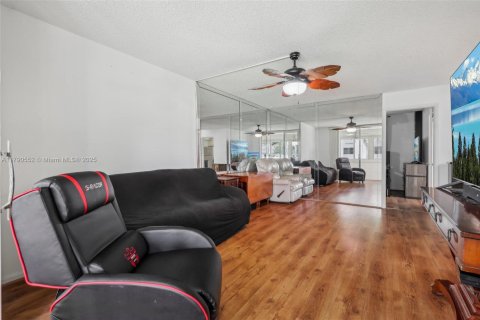 Condo in Tamarac, Florida, 2 bedrooms  № 1737513 - photo 5