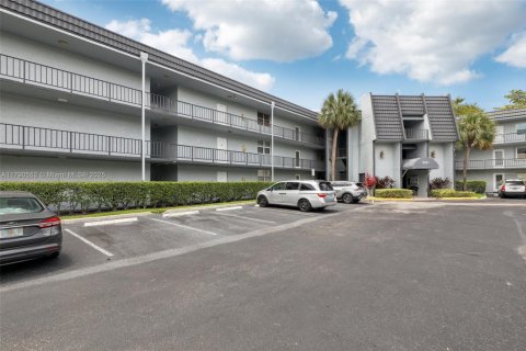 Condo in Tamarac, Florida, 2 bedrooms  № 1737513 - photo 14