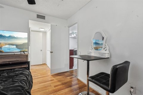 Condo in Tamarac, Florida, 2 bedrooms  № 1737513 - photo 22