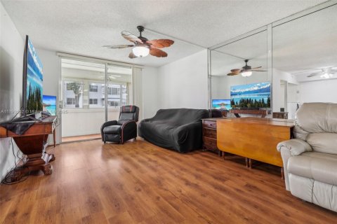 Condo in Tamarac, Florida, 2 bedrooms  № 1737513 - photo 3