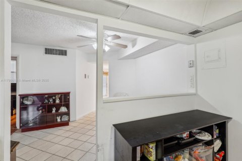 Condo in Tamarac, Florida, 2 bedrooms  № 1737513 - photo 25