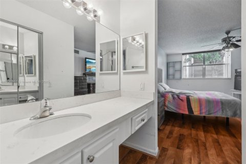 Condo in Tamarac, Florida, 2 bedrooms  № 1737513 - photo 6