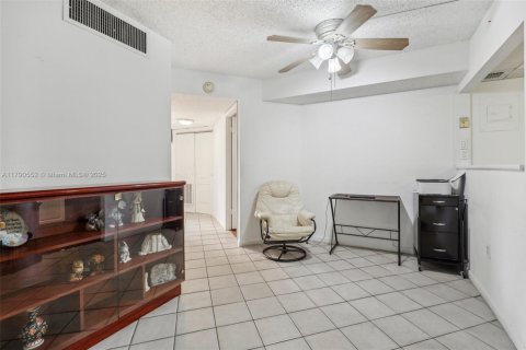Condo in Tamarac, Florida, 2 bedrooms  № 1737513 - photo 23