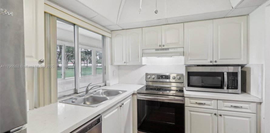 Condo in Tamarac, Florida, 2 bedrooms № 1737513