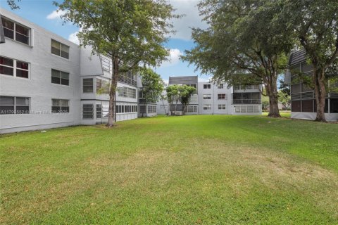 Condo in Tamarac, Florida, 2 bedrooms  № 1737513 - photo 28