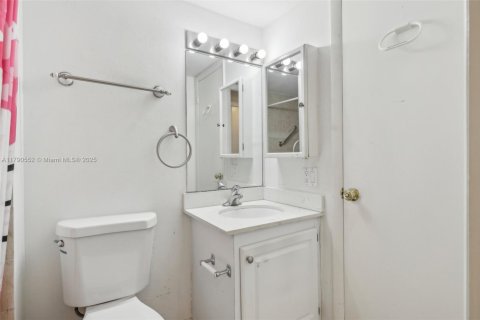 Condo in Tamarac, Florida, 2 bedrooms  № 1737513 - photo 18