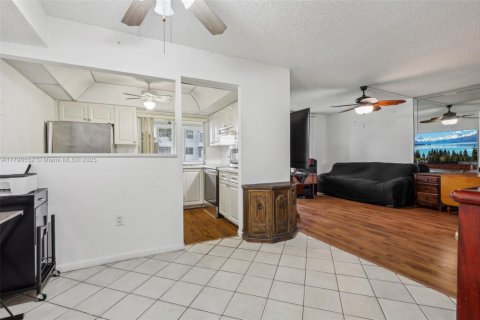 Condo in Tamarac, Florida, 2 bedrooms  № 1737513 - photo 15