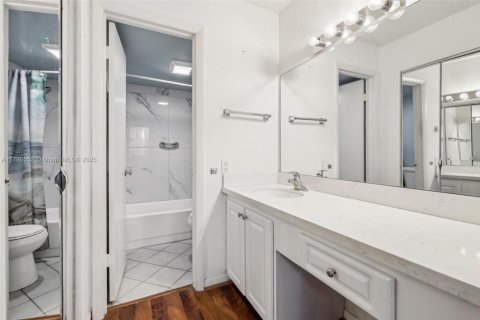 Condo in Tamarac, Florida, 2 bedrooms  № 1737513 - photo 9