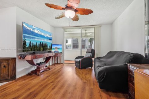 Condo in Tamarac, Florida, 2 bedrooms  № 1737513 - photo 8