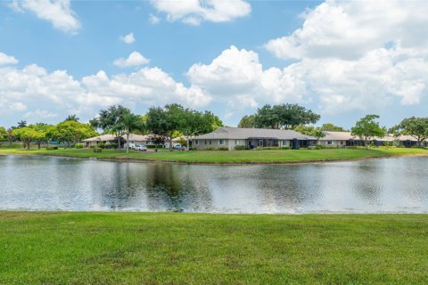 House in Boca Raton, Florida 2 bedrooms, 80.17 sq.m. № 1210417 - photo 1